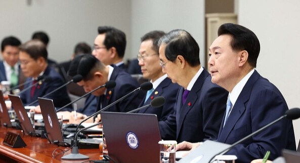 (서울=연합뉴스) 윤석열 대통령이 19일 서울 용산 대통령실 청사에서 국무회의를 주재하고 있다. 2023.12.19 [대통령실통신사진기자단]