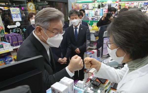 ​지난 2021년 당시 더불어민주당 이재명 대선 후보가 서울 마포구 망원동에 있는 한 공공야간약국을 찾아 약사와 인사를 나누고 있다. 2021.11.17 [국회사진기자단]