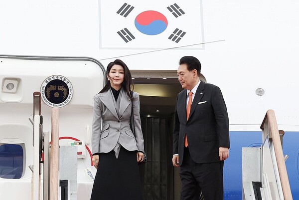 네덜란드를 국빈 방문하는 윤석열 대통령과 부인 김건희 씨가 지난 11일 경기 성남 서울공항에서 전용기인 공군 1호기에 올라 출국인사를 하고 있다. 2023.12.11 연합뉴스