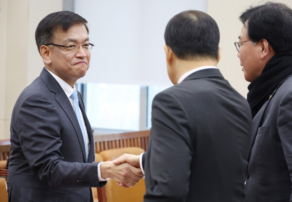 최상목 경제부총리 겸 기획재정부 장관 후보자가 19일 국회에서 열린 인사청문회에서 여당 의원들과 인사하고 있다. 2023.12.19. 연합뉴스