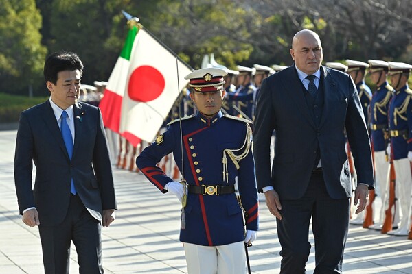 기도 크로세토(오른쪽) 이탈리아 국방장관이 14일(현지시간) 일본을 방문해 키하라 미노루 일본 방위상과 함께 자위대 의장대를 사열하고 있다. 2차대전 당시 독일과 함께 '주축국'에 속했던 두 나라의 국방 협력에 관심이 쏠린다. 2023.12.14. AFP 연합뉴스