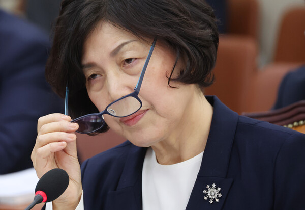 강정애 국가보훈부 장관 후보자가 21일 국회에서 열린 인사청문회에서 안경을 고쳐쓰고 있다. 2023.12.21. 연합뉴스