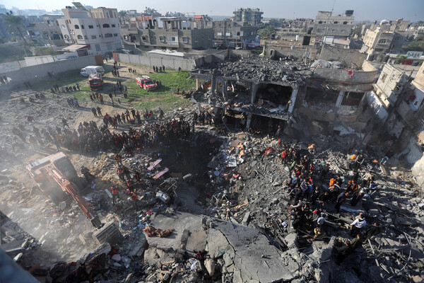 가자 남부의 이집트 접경지인 라파의 이스라엘 폭격 현장에서 팔레스타인 주민들이 사상자들을 찾고 있다. 2023 12. 19 [로이터=연합뉴스]