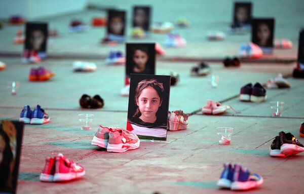 20일 이란 테헤란의 하프테-티르 광장에서 팔레스타인 지지 시위가 진행되는 가운데, 가자에서 숨진 어린이들의 사진과 신발이 놓여 있다. 2023. 12. 20 [EPA=연합뉴스]