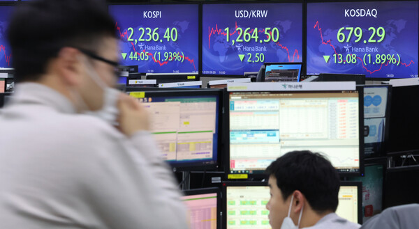 증시 폐장일이었던 2022년 12월 29일 서울 명동 하나은행에서 직원들이 증시 및 환율 지수를 모니터하고 있다. 연합뉴스