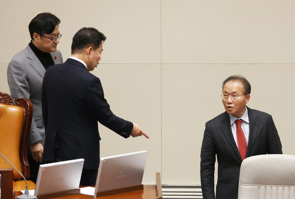 21일 국회에서 열린 본회의에서 국민의힘 윤재옥 원내대표 겸 대표 권한대행(오른쪽)이 이태원참사 특별법 상정을 요구하는 더불어민주당 홍익표 원내대표와 김진표 국회의장에게 거부 의사를 표시한 뒤 내려가고 있다. 2023.12.21. 연합뉴
