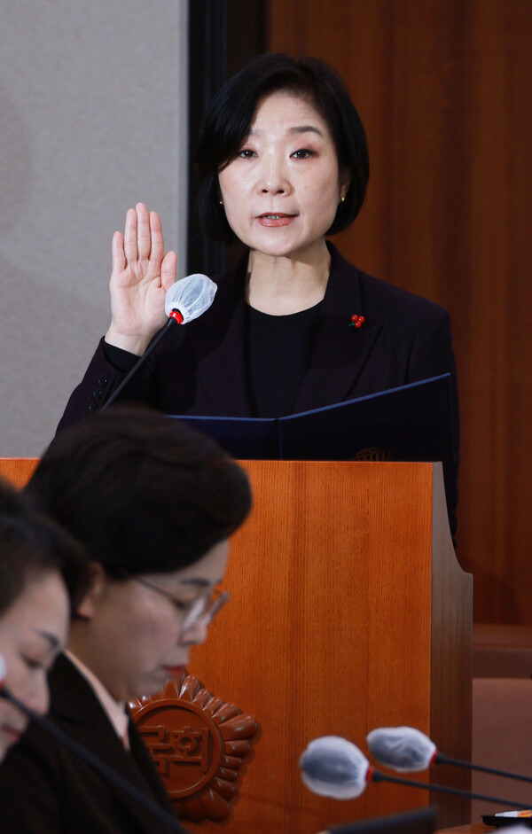 오영주 중소벤처기업부 장관 후보자가 21일 국회에서 열린 인사청문회에서 이재정 국회 산업통상자원중소벤처기업위원회 위원장에게 선서하고 있다. 2023.12.21. 연합뉴스