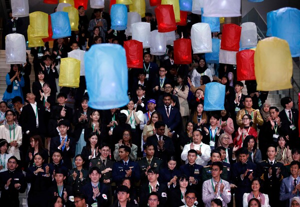 17일 도쿄 아자부다이에서 열린 일본-ASEAN 특별정상회의 축하행사장에 모인 ASEAN 회원국 학생들. 2023.12.17. AFP 연합뉴스