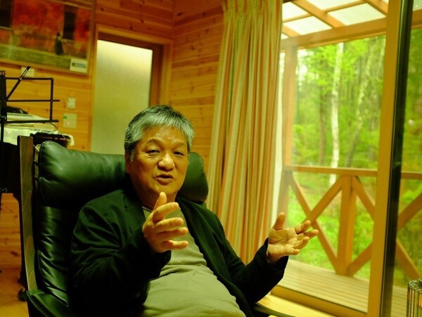 2017년 일본 나가노 현 지노 시 인근 자택에서 필자와 인터뷰할 때의 서경식 선생 모습.     한겨레