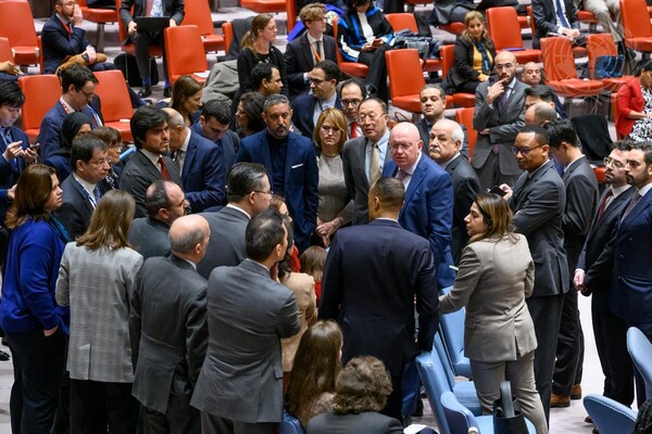 유엔 안전보장이사회 멤버들과 대표단이 19일 팔레스타인 문제를 포함한 중동 상황에 관한 회의 직후 추가 협의를 위해 모여 있다.. 2023. 12. 19 [유엔 안보리 제공] 시민언론 민들레