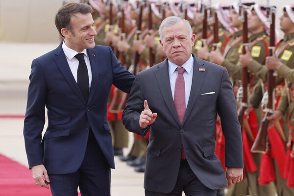 압둘라 2세 요르단 국왕(오른쪽)이 요르단 아카바 공항에서 이틀 일정으로 방문하는 에마뉘엘 마크롱 프랑스 대통령(왼쪽)을 맞이하고 있다. 2023, 12. 21 [AFP=연합뉴스]