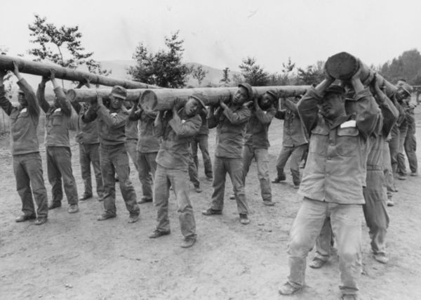 목봉 체조를 하고 있는 삼청교육대 입소자들. 민주화운동기념사업회 