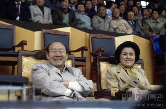 프로축구 경기를 관전하는 전두환(왼쪽)과 이순자 씨. 대통령기록관