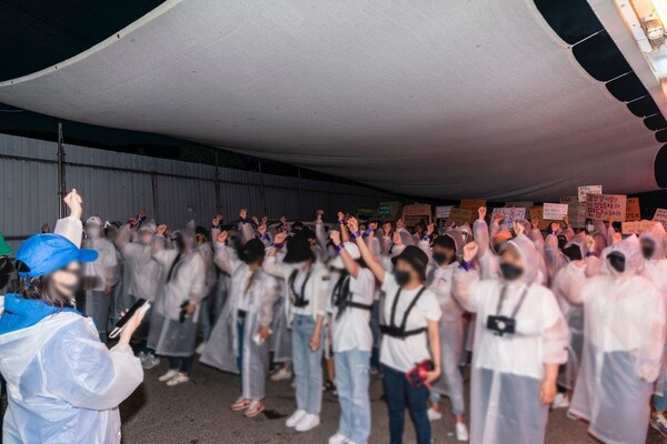 6월 8일 용주골 성매매집결지 강제 폐쇄 반대 집회를 하고 있는 성노동자들의 모습. 이 날 집회에는 용주골 성노동자 모임 자작나무회, 성노동해방행동 주홍빛연대 차차, 각 지역에서 온 활동가들, 집결지 내 노동자들이 참여했다. ©상환, 무단전재 및 재배포 금지