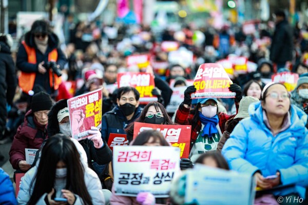 70차 촛불대행진에 참가한 시민들이 23일 오후 서울 용산구 한강진역 앞에서 구호를 외치고 있다. 2023.12.23. 사진 이호 작가
