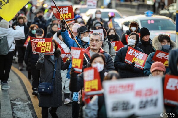 70차 촛불대행진에 참가한 시민들이 23일 오후 서울 용산구 이태원로를 행진하고 있다. 2023.12.23. 사진 이호 작가