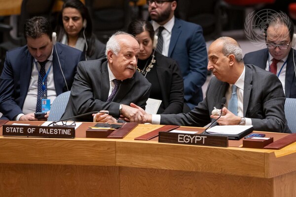 22일 뉴욕 유엔본부에서 가자 인도주의 지원 확대를 위한 안전보장이사회 회의가 열리고 있다. 리야드 만수르 팔레스타인 주유엔 대사(왼쪽)와 오사마 마흐무드 압델칼렉 마흐무드 이집트 주유엔 대사(오른쪽)가 인사를 나누고 있다. 2023. 12. 22 [유엔 안보리 제공] 시민언론 민들레