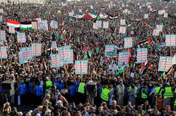 수만 명의 예멘 시민들이 후티반군이 통치하는 사나에서 가자 주민 연대 시위를 벌이면서 팔레스타인 깃발을 흔들고 있다. 2023. 12. 22 [AFP=연합뉴스]