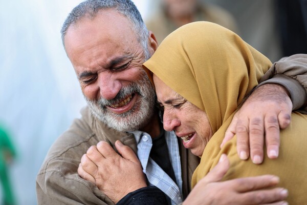 팔레스타인인들이 가자 중부의 데이르 알-발라의 한 병원 마당에서 이스라엘 폭격의 희생자들이 들어오는 것을 보고 오열하고 있다. 2023. 12. 20 [AFP=연합뉴스]