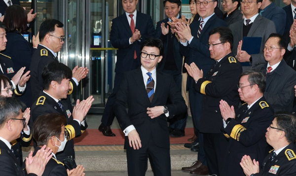 한동훈 법무부 장관이 21일 과천 법무부 청사에서 이임식을 마치고 청사를 떠나고 있는 장면. 연합뉴스