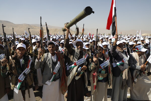 예맨 후티 반군이 최근 추가 모집한 병사들이 20일 암만 주에서 행진을 하고 있다. 후티 반군은 수천명의 병사를 신규 모집, 이스라엘과의 교전에 대비하는 한편, 홍해 상의 민간선박에 대한 공격을 강화하고 있다.  2020.12.20. EPA 연합뉴스 