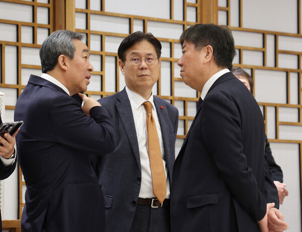 김대기 대통령 비서실장(오른쪽부터), 이관섭 정책실장, 한오섭 정무수석이 18일 서울 용산 대통령실 청사에서 열린 정형식 헌법재판소 재판관 임명장 수여식에 참석해 대화하고 있다. 2023.12.18. 연합뉴스