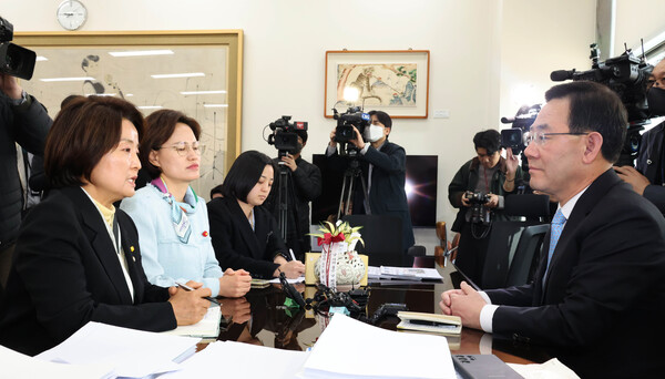 정의당 이은주 원내대표가 3월 29일 오전 국회 국민의힘 원내대표실을 방문, 주호영 원내대표에게 이른바 '쌍특검법'(50억 클럽 특검법과 김건희 여사 특검법) 등의 처리를 요구하고 있다. 2023.3.29. 연합뉴스