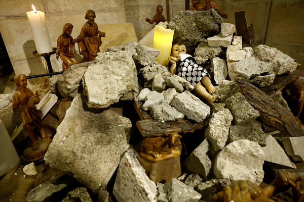 이스라엘 점령지 요르단강 서안의 베들레헴에서 성탄절을 앞두고 한 교회의 작은 동굴 돌더미 속에 누워 있는 '아기 예수'를 상징하는 조형물이 놓여 있다. 2023. 12. 24 {로이터=연합뉴스]