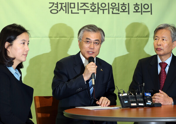 2012년 10월 11일 당시 민주통합당 문재인 대선 후보가 11일 오전 서울 여의도 동화빌딩내 시민캠프 카페에서 열린 경제민주화위원회 1차 회의에서 모두발언을 하고 있다. 2012.10.11. 연합뉴스