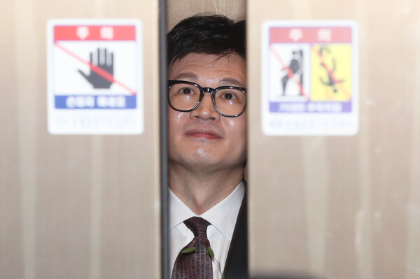 국민의힘 한동훈 비상대책위원장이 26일 여의도 당사에서 열린 취임식을 마치고 엘리베이터에 오르고 있다. 2023.12.26 [공동취재] 연합뉴스