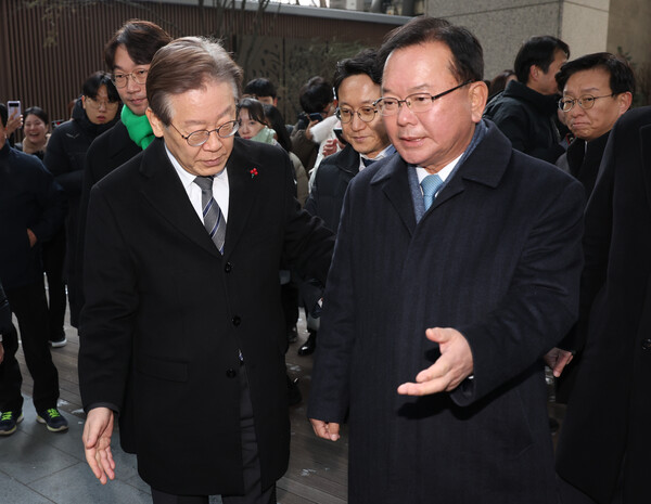 더불어민주당 이재명 대표와 김부겸 전 국무총리가 20일 오전 회동을 위해 종로구 해남2빌딩으로 들어서고 있다. 2023.12.20. 연합뉴스