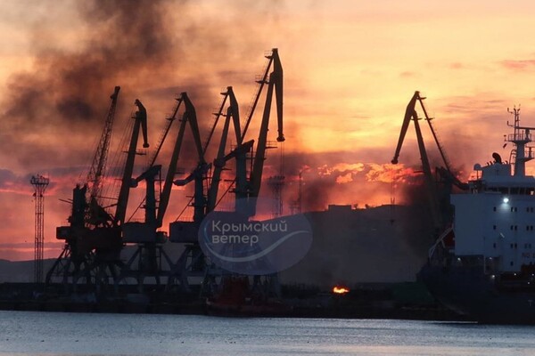26일(현지시간) 우크라이나의 공습을 받은 크림반도 페오도시야 항구에서 손상된 군함 위로 연기가 피어오르고 있다. 이날 공격으로 1명이 사망하고 러시아 해군 함정 1대가 파손됐다. [텔레그램 채널 VentdeCrimee 제공] 2023.12.27. AFP 연합뉴스​