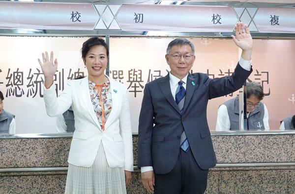 후보 등록 후 인사하는 커원저와 우신잉(11월 24일.