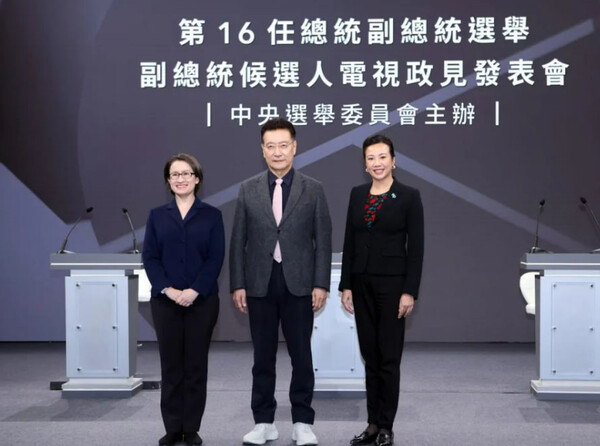 부총통후보 TV 정견발표회의 세 후보(12월 22일).