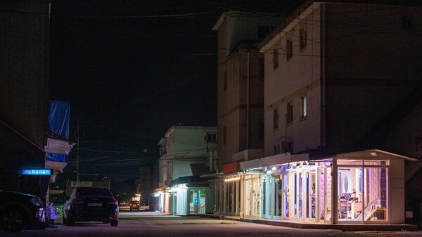 홀박스(유리방)는 성노동자가 일하는 공간으로, 유리벽으로 되어 있어 밖에서 안을 볼 수 있다 ©원석, 무단전재 및 재배포 금지