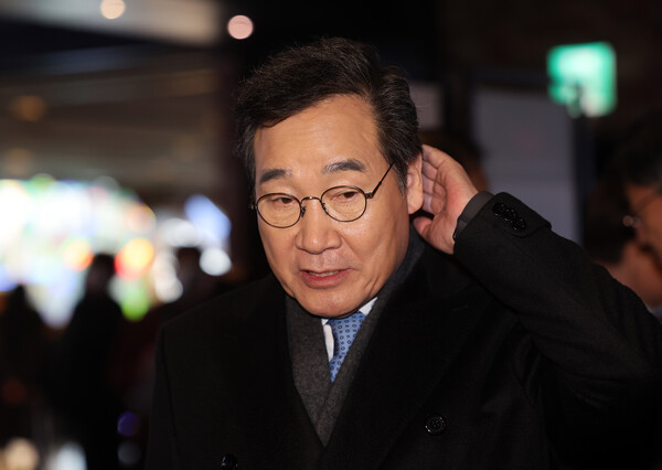 더불어민주당 이낙연 전 대표가 18일 서울 용산 CGV에서 열린 '길위에 김대중' 시사회에 참석, 취재진의 질문에 답하고 있다. 2023.12.18. 연합뉴스