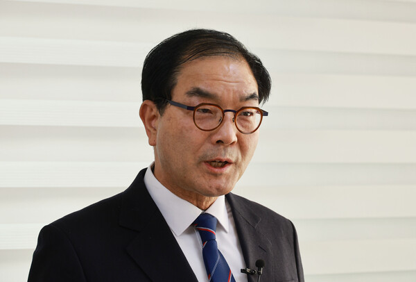 남평오 전 국무총리실 민정실장이 27일 오후 서울 여의도 중앙보훈회관 연대와 공생에서 기자회견을 열고 입장발표를 하고 있다. 남 전 민정실장은 더불어민주당 이재명 대표가 연루된 '대장동 개발 특혜 의혹'을 최초로 언론에 제보한 사람은 자신이라고 밝혔다. 2023.12.27. 연합뉴스