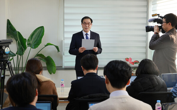 남평오 전 국무총리실 민정실장이 27일 오후 서울 여의도 중앙보훈회관 연대와 공생에서 취재진 질문에 답하고 있다. 남 전 민정실장은 '대장동 의혹'을 최초로 언론에 제보한 사람은 자신이라고 밝혔다. 2023.12.27. 연합뉴스