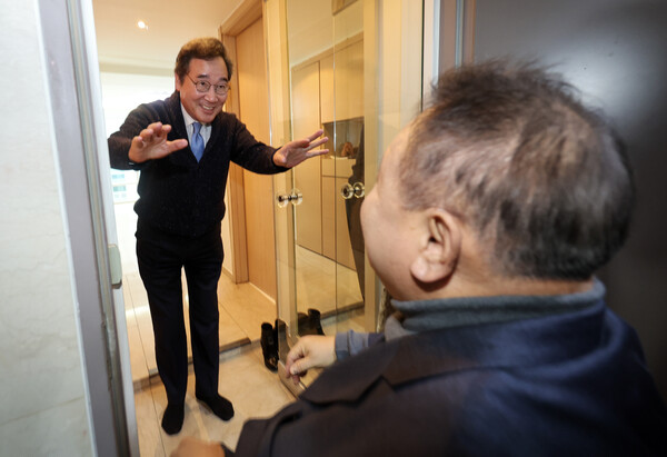 더불어민주당 이낙연 전 대표가 11일 오후 서울 종로구 사무실에서 무소속 이상민 의원과 대화를 나눈 후 배웅을 하고 있다. 2023.12.11 [공동취재] 연합뉴스