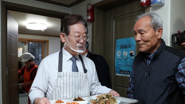 더불어민주당 이재명 대표가 21일 오전 서울 영등포구 구립 큰숲 경로당에서 어르신들의 점심 식사 자리에 반찬을 놓고 있다. 이 대표는 어르신들과의 식사 자리를 마친 후 주5일 점심 제공 정책 간담회에 참석했다. 2023.12.21. [국회사진기자단]