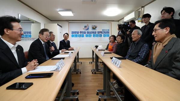 더불어민주당 이재명 대표가 21일 서울 영등포구 대림2동 구립 큰숲 경로당을 방문해 어르신들과 경로당 주5일 점심제공 정책간담회를 갖고 있다. 2023.12.21. [국회사진기자단]