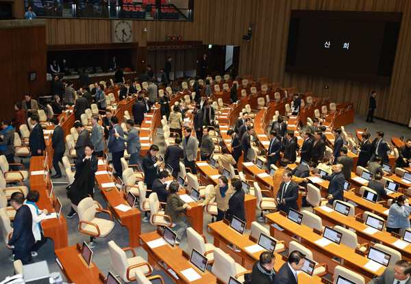 28일 국회 본회의에서 윤석열 대통령 부인 김건희 여사의 도이치모터스 주가 조작 의혹 특별검사 도입법과 대장동 50억 클럽 의혹 특검법이 통과됐다. 본회의를 마친 의원들이 퇴장하고 있다. 2023.12.28. 연합뉴스