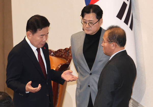 김진표 국회의장이 21일 국회 본회의에서 국민의힘 윤재옥 원내대표 겸 대표 권한대행, 더불어민주당 홍익표 원내대표와 이태원 참사 진상규명 특별법 처리와 관련해 논의하고 있다. 2023.12.21. 연합뉴스