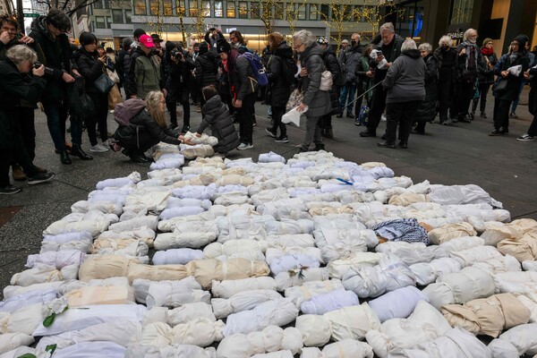 28일 1000여명의 시민들이 미국 뉴욕시티의 맨해튼 도심에서 팔레스타인인들의 죽음에 항의하는 침묵시위를 벌이고 있다.  거리에 놓인 모형들은 숨진 아이들을 상징한다.  2023. 12. 28 [AFP=연합뉴스]