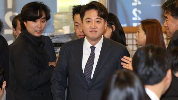 이준석 전 국민의힘 대표가 27일 오후 서울 노원구 한 식당에서 기자회견을 열고 국민의힘 탈당과 신당 창당을 선언을 선언하기 위해 기자회견장으로 들어서고 있다. 2023.12.27 [공동취재]