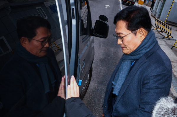 검찰로부터 더불어민주당 전당대회 돈봉투 살포 의혹을 받고 있는 송영길 전 민주당 대표가 18일 서울 서초구 서울중앙지방법원에서 열린 영장실질심사를 마친 뒤 검찰 차량에 타고 있다. 2023. 12. 18. 연합뉴스