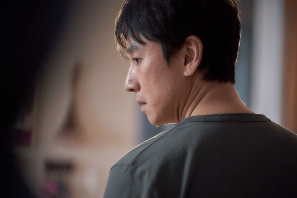 영화 〈잠〉에서 현수 역의 이선균.