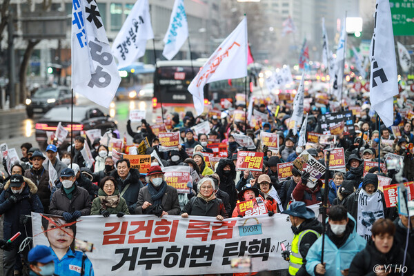 30일 오후 서울 숭례문~시청 앞 구간에서 열린 71차 '윤석열 퇴진! 김건희 특검!' 촛불대행진에 참석한 시민들이 서울 도심을 행진하고 있다. 2023.12.30. 사진작가 이호