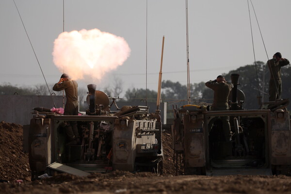 이스라엘 병사들이 2024년 새해 아침 이스라엘 남부의 가자 접경 지역에서 가자를 향해 박격포를 발사하고 있다.  2024. 01. 01 [EPA=연합뉴스]
