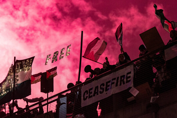 31일 미국 워싱턴주 시애틀의 스페이스 니들 인근에서 새해 전야 축하행사가 진행되는 가운데 이스라엘에 휴전을 촉구하는 팔레스타인 연대 시위가 벌어지고 있다. 2023 12.. 31 [로이터=연합뉴스]